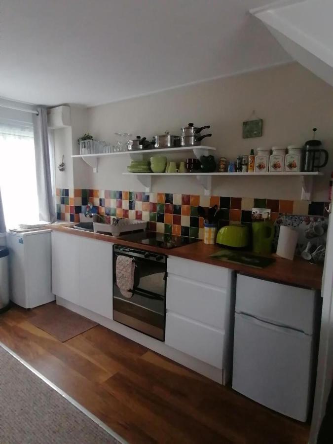 Le Chalet - 2 Bedroom Chalet House Sleeps 3 Пембрук Екстериор снимка